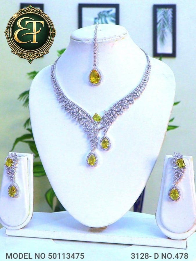 Golden Teardrop Elegance Necklace & Earrings Set